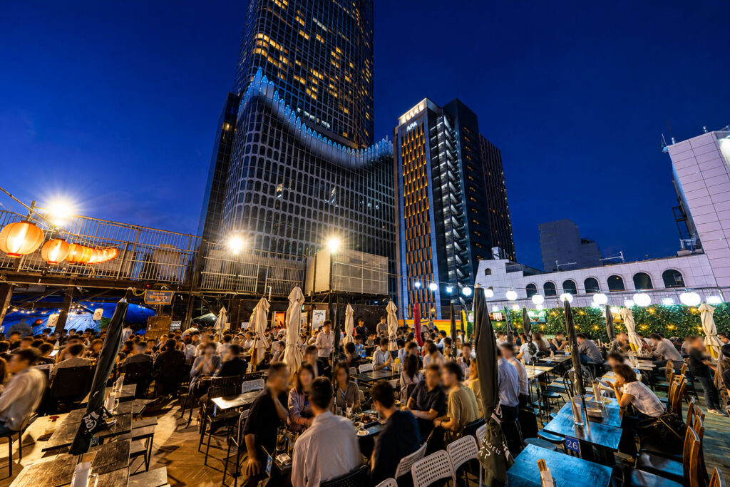 新宿の夜景を一望できる屋上ビアガーデン空間